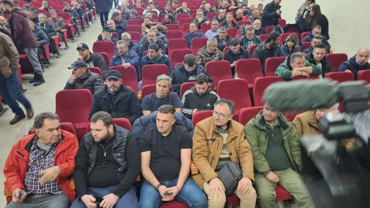 Ο κύβος ερρίφθη: Κάθοδο στην Αθήνα με τρακτέρ και λεωφορεία αποφάσισαν οι αγρότες στην Πανελλαδική Σύσκεψη που έγινε στη Νίκαια Λάρισας (ΕΙΚΟΝΕΣ)
