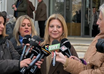 Καρυστιανού: «Συνεχίζεται μία δίκη ντροπή για την Ελλάδα, προσπαθούμε να πείσουμε το δικαστήριο να καλέσει τον κ. Μπακαΐμη για να εξηγήσει τα “ανεξήγητα”» (BINTEO)