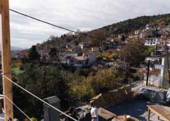 Το χωριό της Θεσσαλίας που δεν το πιάνει το μάτι σου – Κρύβεται για να αντέχει… (ΕΙΚΟΝΕΣ)