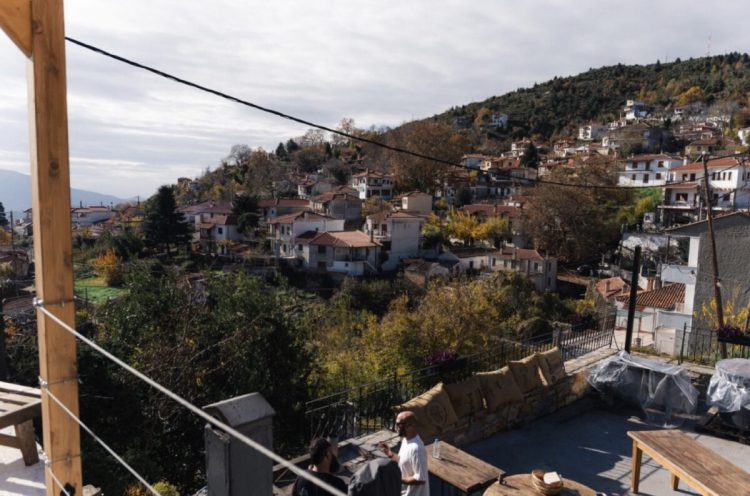 Το χωριό της Θεσσαλίας που δεν το πιάνει το μάτι σου – Κρύβεται για να αντέχει… (ΕΙΚΟΝΕΣ)