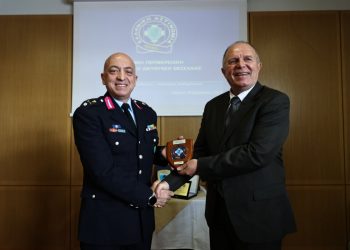 Τελετή παραλαβής για τον νέο Αστυνομικό Διευθυντή Θεσσαλίας | Ο Τρικαλινός Στυλιανός Μπιλιάλης, που “διάλεξε” και “ερωτεύτηκε την δουλειά”, παρέδωσε στον Φαρσαλινό Γεώργιο Ντιζέ (ΕΙΚΟΝΕΣ – ΒΙΝΤΕΟ)