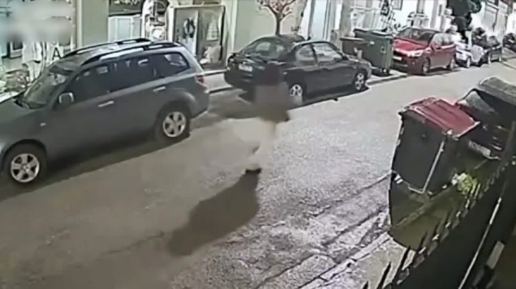 Λάρισα: Ημίγυμνος άντρας παρενοχλούσε γυναίκες στο κέντρο της πόλης