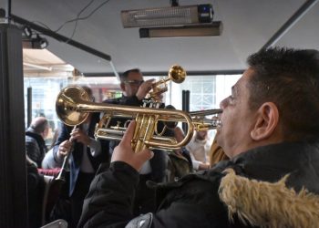 Όλη η Λάρισα μια ψησταριά: Γλέντι, φαγοπότι, …τσίκνα και χορός με χάλκινα στους πεζόδρομους του κέντρου (ΕΙΚΟΝΕΣ – ΒΙΝΤΕΟ)