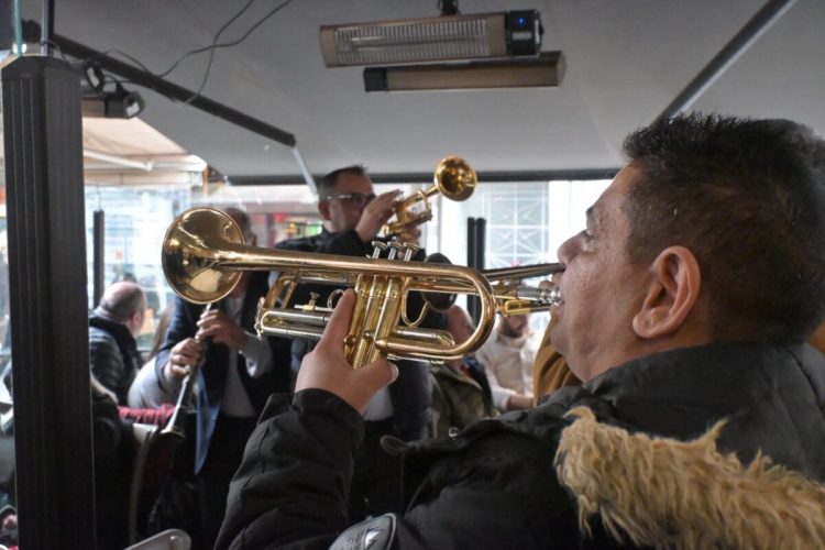 Όλη η Λάρισα μια ψησταριά: Γλέντι, φαγοπότι, …τσίκνα και χορός με χάλκινα στους πεζόδρομους του κέντρου (ΕΙΚΟΝΕΣ – ΒΙΝΤΕΟ)