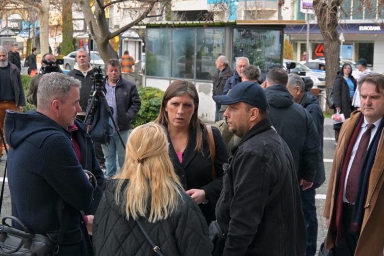 Τέμπη: Οργή των συγγενών αναφορικά με την εισαγγελέα Παπαϊωάννου – «Προσβλητικός» ο Καπερνάρος τον οποίο μηνύει ο Ρούτσι (φώτο – βίντεο)