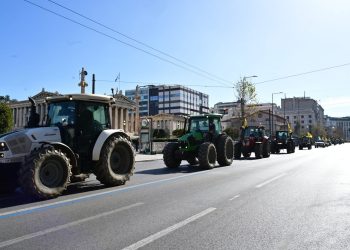 Αποχώρησαν τα τρακτέρ από το Σύνταγμα