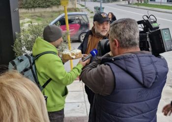 “Κόλλησε” με ζαχαροπλαστείο στη Λάρισα ο Γρηγόρης Αρναούτογλου – Ήρθε για γύρισμα, καφέ και γλυκά (φωτο)