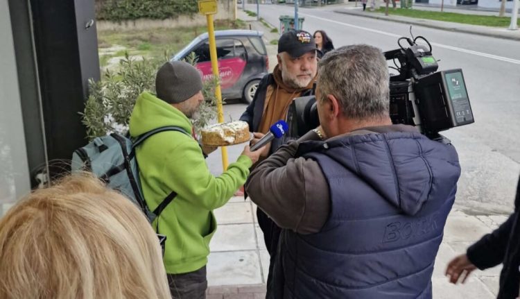 “Κόλλησε” με ζαχαροπλαστείο στη Λάρισα ο Γρηγόρης Αρναούτογλου – Ήρθε για γύρισμα, καφέ και γλυκά (φωτο)