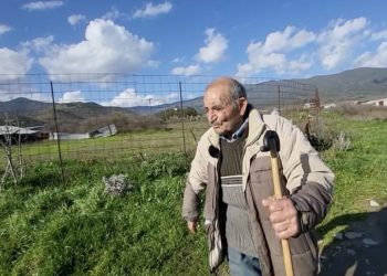 Βοσκός 94 ετών από χωριό της Θεσσαλίας το ζει ακόμα – Εκπροσωπεί μια ολόκληρη εποχή που στέκεται όρθια (βίντεο)