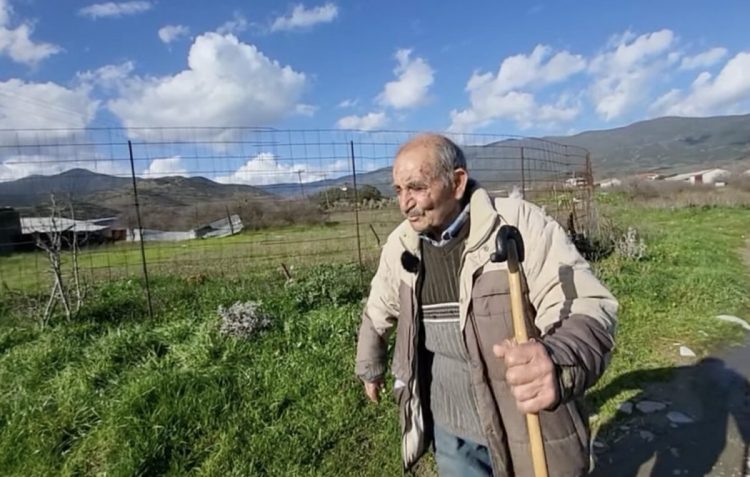 Βοσκός 94 ετών από χωριό της Θεσσαλίας το ζει ακόμα – Εκπροσωπεί μια ολόκληρη εποχή που στέκεται όρθια (βίντεο)
