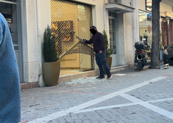 Θρασύτατη διάρρηξη κοσμηματοπωλείου στο κέντρο της Λάρισας – Μπούκαραν αφού «τσαλάκωσαν» το ρολό και έσπασαν τη τζαμαρία (φωτ.)