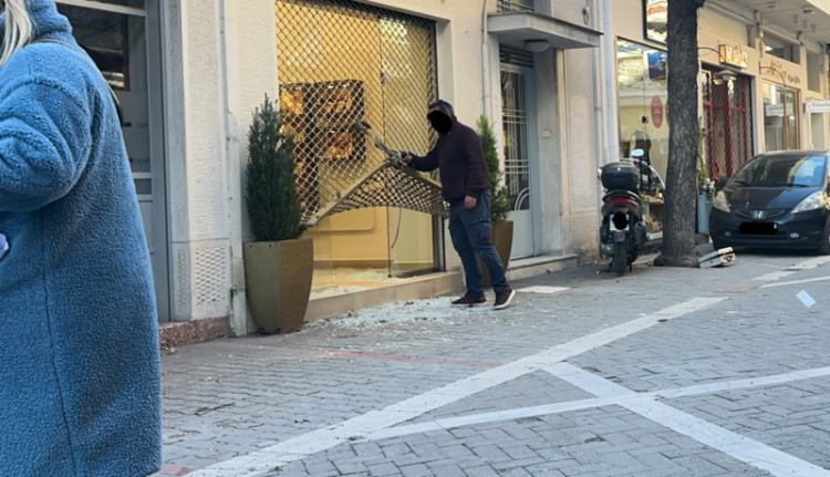 Θρασύτατη διάρρηξη κοσμηματοπωλείου στο κέντρο της Λάρισας – Μπούκαραν αφού «τσαλάκωσαν» το ρολό και έσπασαν τη τζαμαρία (φωτ.)