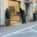 Θρασύτατη διάρρηξη κοσμηματοπωλείου στο κέντρο της Λάρισας – Μπούκαραν αφού «τσαλάκωσαν» το ρολό και έσπασαν τη τζαμαρία (φωτ.)