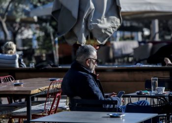 «Ντράπηκα τόσο πολύ»: Καταγγελία γυναίκας για καφετέρια στο κέντρο θεσσαλικής πόλης που «έδιωξε» δύο άντρες γιατί ήταν… 65 ετών!