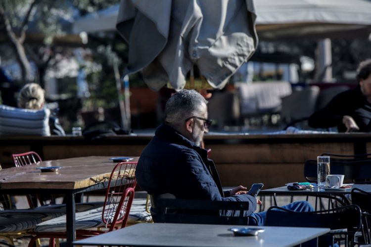 «Ντράπηκα τόσο πολύ»: Καταγγελία γυναίκας για καφετέρια στο κέντρο θεσσαλικής πόλης που «έδιωξε» δύο άντρες γιατί ήταν… 65 ετών!