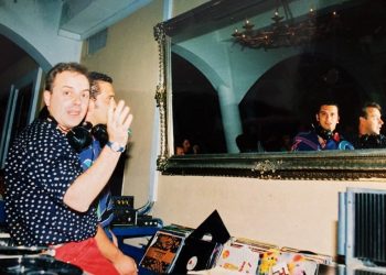 «Βάιλας is Crazy»: Ο DJ που έπαιζε όρθιος, έσπαγε δίσκους και άλλαξε για πάντα το ραδιόφωνο της Λάρισας