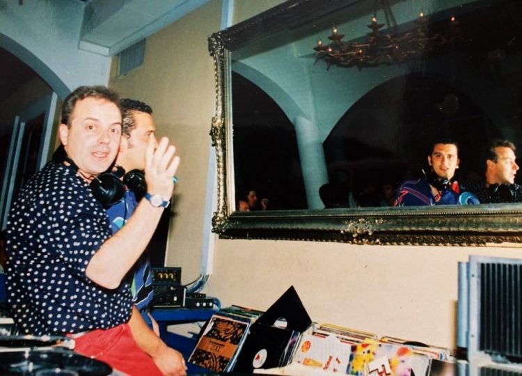 «Βάιλας is Crazy»: Ο DJ που έπαιζε όρθιος, έσπαγε δίσκους και άλλαξε για πάντα το ραδιόφωνο της Λάρισας