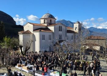 Οι Καλαμπακιώτες δεν ξεχνούν – Πλήθος κόσμου και συγκίνηση στο τριετές μνημόσυνο της Χρύσας, της Αναστασίας και της Θωμαής (ΕΙΚΟΝΕΣ)