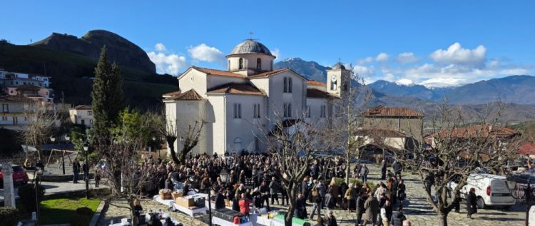 Οι Καλαμπακιώτες δεν ξεχνούν – Πλήθος κόσμου και συγκίνηση στο τριετές μνημόσυνο της Χρύσας, της Αναστασίας και της Θωμαής (ΕΙΚΟΝΕΣ)