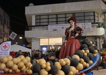 Δείτε φωτογραφίες: Ξέφρενο αποκριάτικο ξεφάντωμα στον Τύρναβο – Πλήθος κόσμου στην καρναβαλική παρέλαση