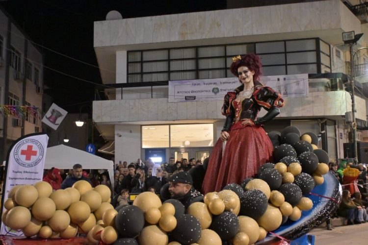 Δείτε φωτογραφίες: Ξέφρενο αποκριάτικο ξεφάντωμα στον Τύρναβο – Πλήθος κόσμου στην καρναβαλική παρέλαση
