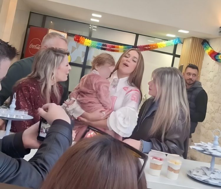Η άγνωστη κουμπαριά της Κατερίνας Στικούδη με Λαρισαία ιδιοκτήτρια καφέ και οι χοροί με την κουμπάρα σε κεντρικό μαγαζί της Λάρισας (φωτο)