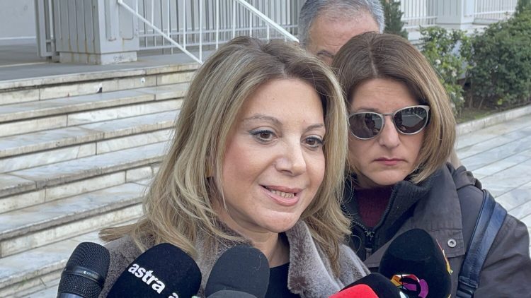 Μ. Καρυστιανού από τη Λάρισα: «Συμμετέχουμε σε μία δίκη παρωδία…» – Τι ανέφερε για τις εκταφές (φωτ. & βίντεο)