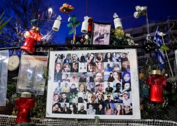 Τέμπη: Γέμισε με λουλούδια και αναμνηστικά το μνημείο των θυμάτων λίγο πριν την θλιβερή επέτειο (φωτο)
