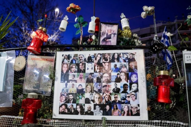 Τέμπη: Γέμισε με λουλούδια και αναμνηστικά το μνημείο των θυμάτων λίγο πριν την θλιβερή επέτειο (φωτο)