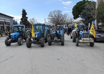«Μπλόκο» με τρακτέρ στο κέντρο της Αγιάς (φωτ.)