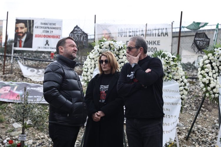 Νίκος Πλακιάς από το σημείο της τραγωδίας των Τεμπών: «Ο πόνος έχει γίνει οργή» – Τελέστηκε το Τρισάγιο (φωτ. & βίντεο)