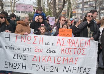 «Η Λάρισα δε ξεχνά»: Πλήθος κόσμου συγκεντρώθηκαν στο κέντρο της πόλης για το δυστύχημα των Τεμπών (φώτο – βίντεο)