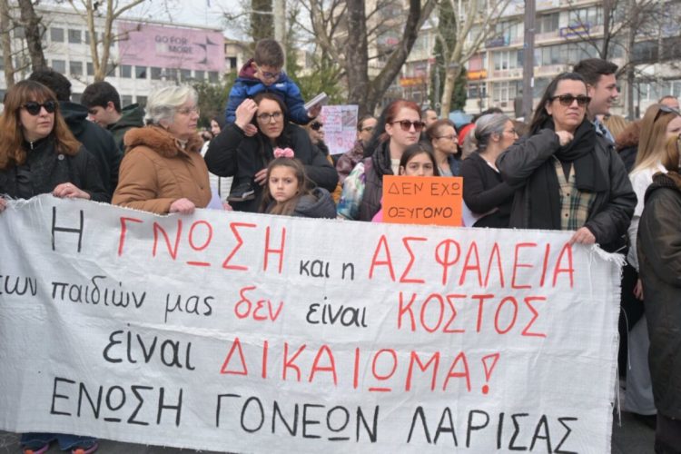 «Η Λάρισα δε ξεχνά»: Πλήθος κόσμου συγκεντρώθηκαν στο κέντρο της πόλης για το δυστύχημα των Τεμπών (φώτο – βίντεο)