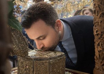 Αρχές και πιστοί προσκυνούν την Τιμία Κάρα του Αγίου Χαραλάμπους στα Άγια Μετέωρα (ΕΙΚΟΝΕΣ)