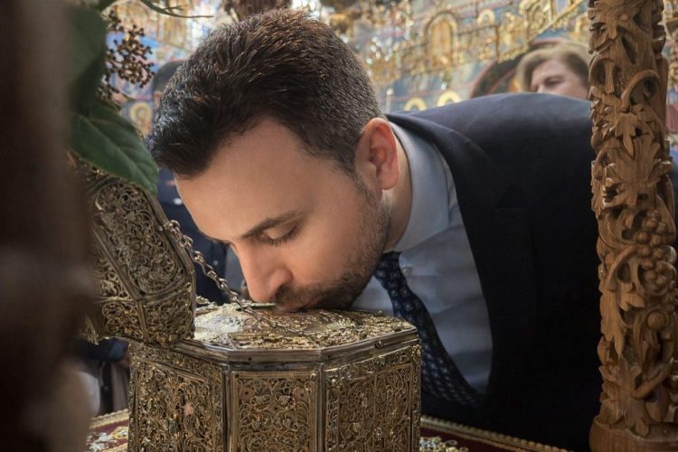 Αρχές και πιστοί προσκυνούν την Τιμία Κάρα του Αγίου Χαραλάμπους στα Άγια Μετέωρα (ΕΙΚΟΝΕΣ)