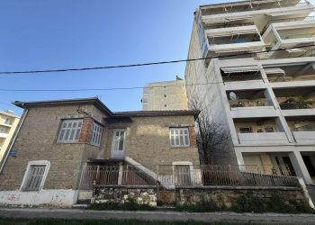 Πωλείται γωνιακό οικόπεδο με πέτρινη κατοικία