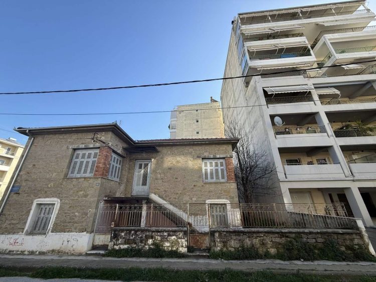 Πωλείται γωνιακό οικόπεδο με πέτρινη κατοικία
