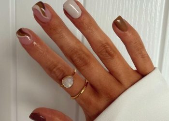Brown manicure: Το χρώμα στα νύχια που ταιριάζει σε όλες και λατρεύει η Hailey Bieber