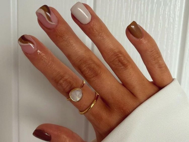 Brown manicure: Το χρώμα στα νύχια που ταιριάζει σε όλες και λατρεύει η Hailey Bieber