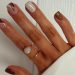 Brown manicure: Το χρώμα στα νύχια που ταιριάζει σε όλες και λατρεύει η Hailey Bieber