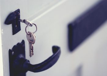 Η ψυχολογία λέει ότι η παρόρμηση να ελέγχεις αν πράγματι κλείδωσες δεν είναι άγχος, είναι ένδειξη 8 σπάνιων χαρακτηριστικών