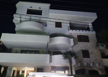 Βάρη: Σπαράζουν οι γονείς των εργατών – «Μου το φάγανε το παλικάρι μου»