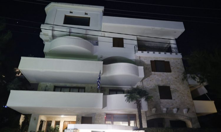 Βάρη: Σπαράζουν οι γονείς των εργατών – «Μου το φάγανε το παλικάρι μου»