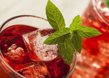 Τα 7 οφέλη υγείας του νερού ιβίσκου που ίσως σας καταπλήξουν