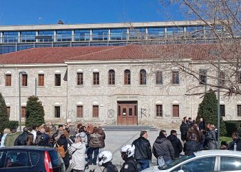 “Βιολάντα”: Ενώπιον του Ανακριτή Τρικάλων ο Κων/νος Τζιωρτζιώτης – Άρχισε η απολογία του – Νέα συγκέντρωση εργαζομένων έξω από τα Δικαστήρια (ΕΙΚΟΝΕΣ)