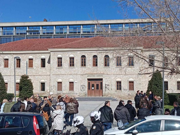 “Βιολάντα”: Ενώπιον του Ανακριτή Τρικάλων ο Κων/νος Τζιωρτζιώτης – Άρχισε η απολογία του – Νέα συγκέντρωση εργαζομένων έξω από τα Δικαστήρια (ΕΙΚΟΝΕΣ)