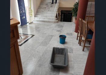 Δημαρχείο Γόμφων: Mε σκαφίδια και λεκάνες μαζεύουν τα νερά