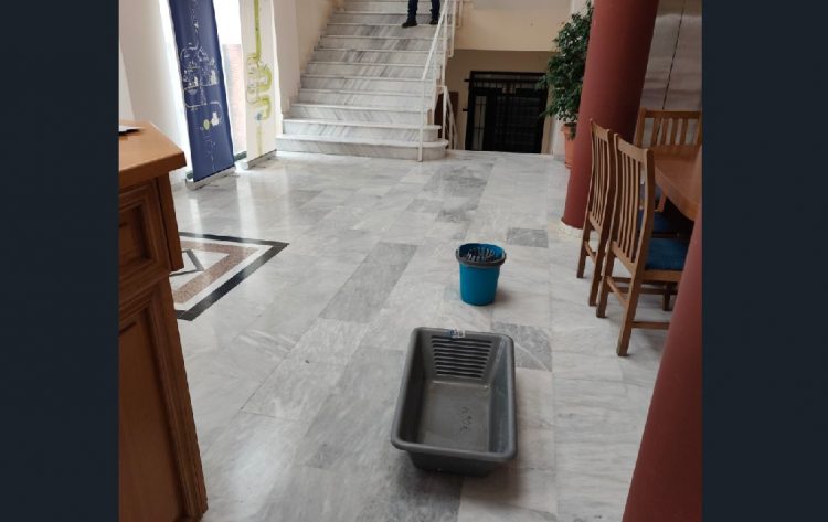 Δημαρχείο Γόμφων: Mε σκαφίδια και λεκάνες μαζεύουν τα νερά