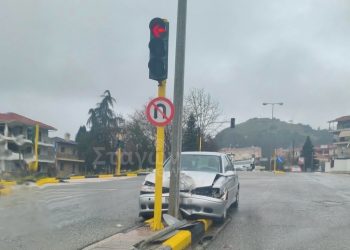 Καλαμπάκα: Τροχαίο ατύχημα στον κόμβο της ΔΕΗ (ΕΙΚΟΝΕΣ)