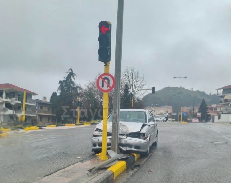 Καλαμπάκα: Τροχαίο ατύχημα στον κόμβο της ΔΕΗ (ΕΙΚΟΝΕΣ)
